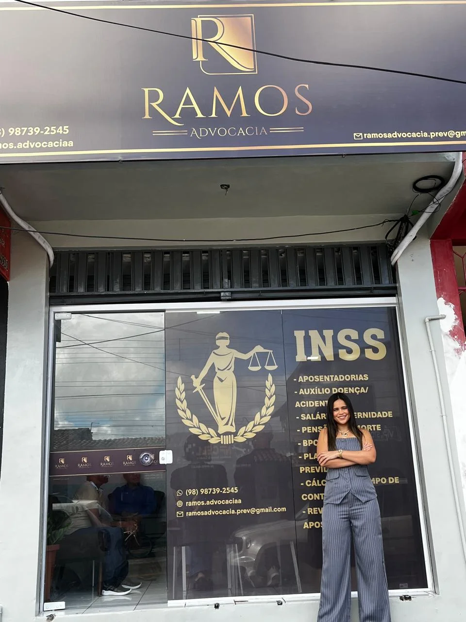 Fachada da Ramos Advocacia com uma pessoa em frente ao escritório