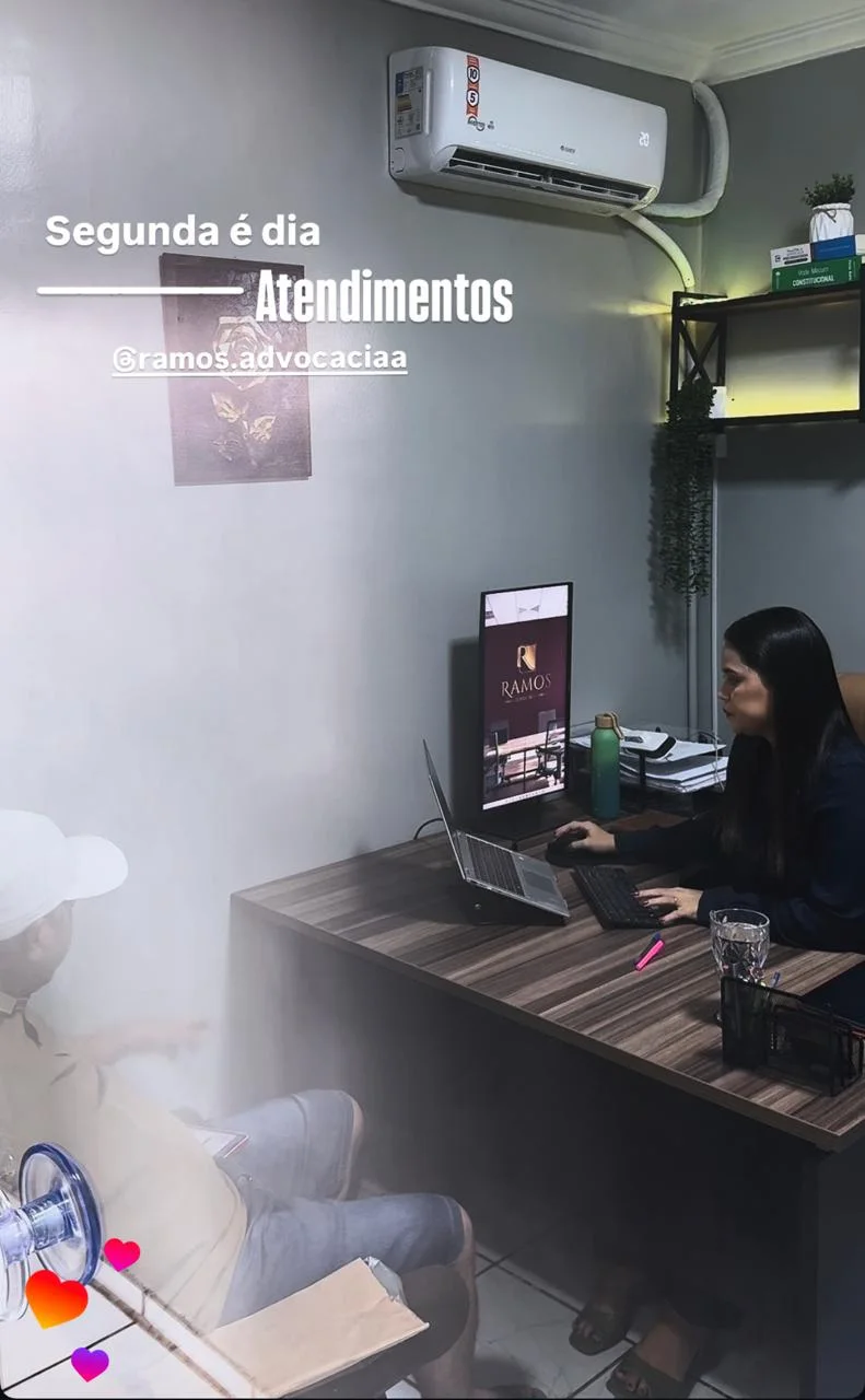 Detalhe da mesa de atendimento em um ambiente interno