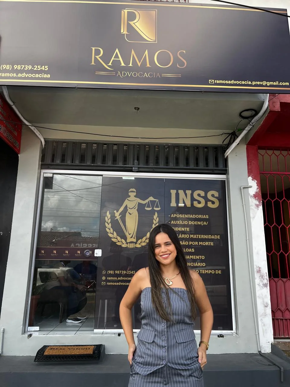 Isabel Ramos em frente ao escritório Ramos Advocacia